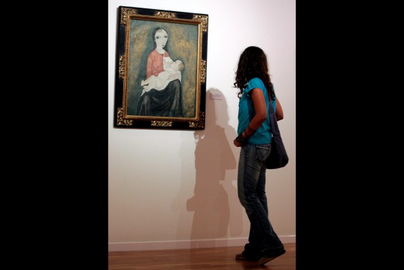 File photo of a woman viewing the painting Maternity 1918 by Japanese artist Leonard Tsuguharu Foujita 580x388 Nearly 40 works by Japanese artist Leonard Tsuguharu Foujita found by museum