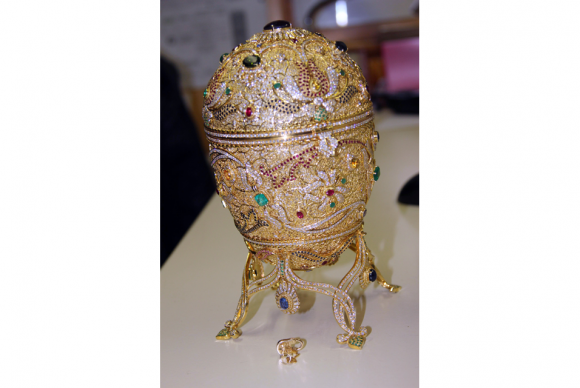 This handout picture released by French police shows a jewelled egg Faberge estimated between 800.000 and 1 million euros 580x388 One million euro stolen gold egg recovered near French Swiss border during a routine roadblock