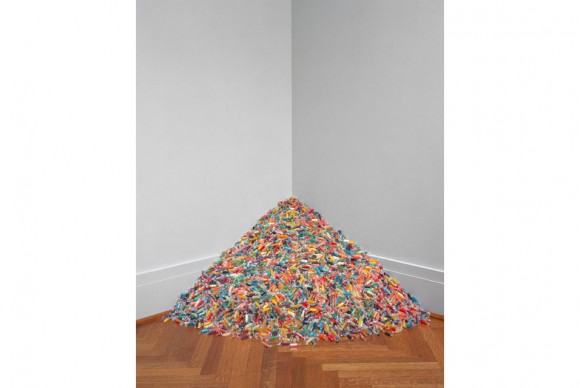 Felix Gonzalez Torres “Untitled” 1992. Candies individually wrapped in variously coloured cellophane endless supply 580x388 Candy: Exhibition brings together the work of the celebrated artists Damien Hirst and Felix Gonzalez Torres